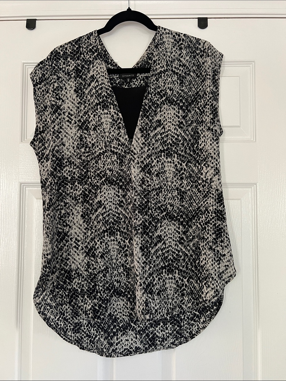 Dynamite Black & White Snake-Pattern V-Neck Blouse